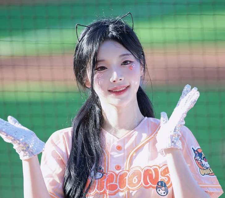 趙娟週因長相酷似韓女團Red Velvet的隊長Irene而被封為「啦啦隊Irene」，2024年7月加入Uni Girls後擁有許多台灣粉絲，一舉一動都備受關注。 圖：翻攝自趙娟週IG