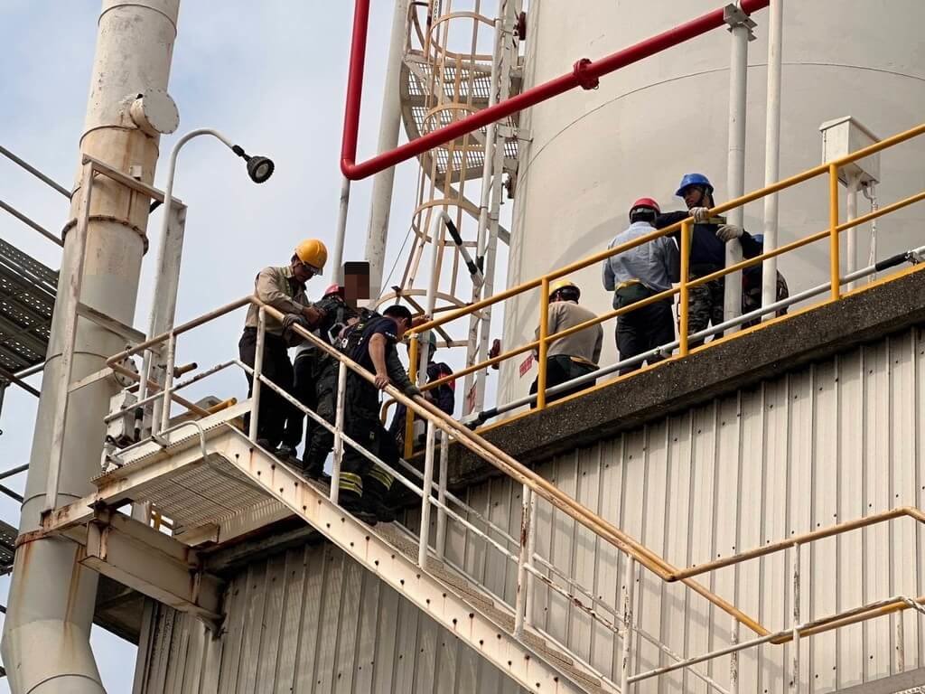 高雄台塑林園廠16日中午發生工安意外，3名工人在PVC粉槽內油漆粉刷時，疑似面罩破洞吸入過多化學氣體造成缺氧暈眩，所幸3人自行脫困，均輕微暈眩，意識清醒，後由消防隊送醫檢查。（高市林園警分局提供）中央社記者洪學廣傳真　115年1月16日
