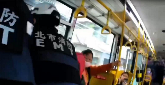 女子搭乘公車情緒失控大吼，並持美工刀靠近司機，嚇壞眾人。 圖：警方提供