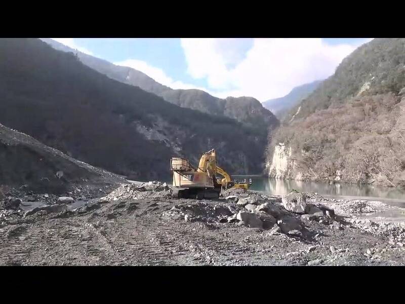 萬榮馬太鞍溪堰塞湖排水成功，蓄水量減半至十四點六萬立方公尺，下游暫安全。 圖：林保署／提供