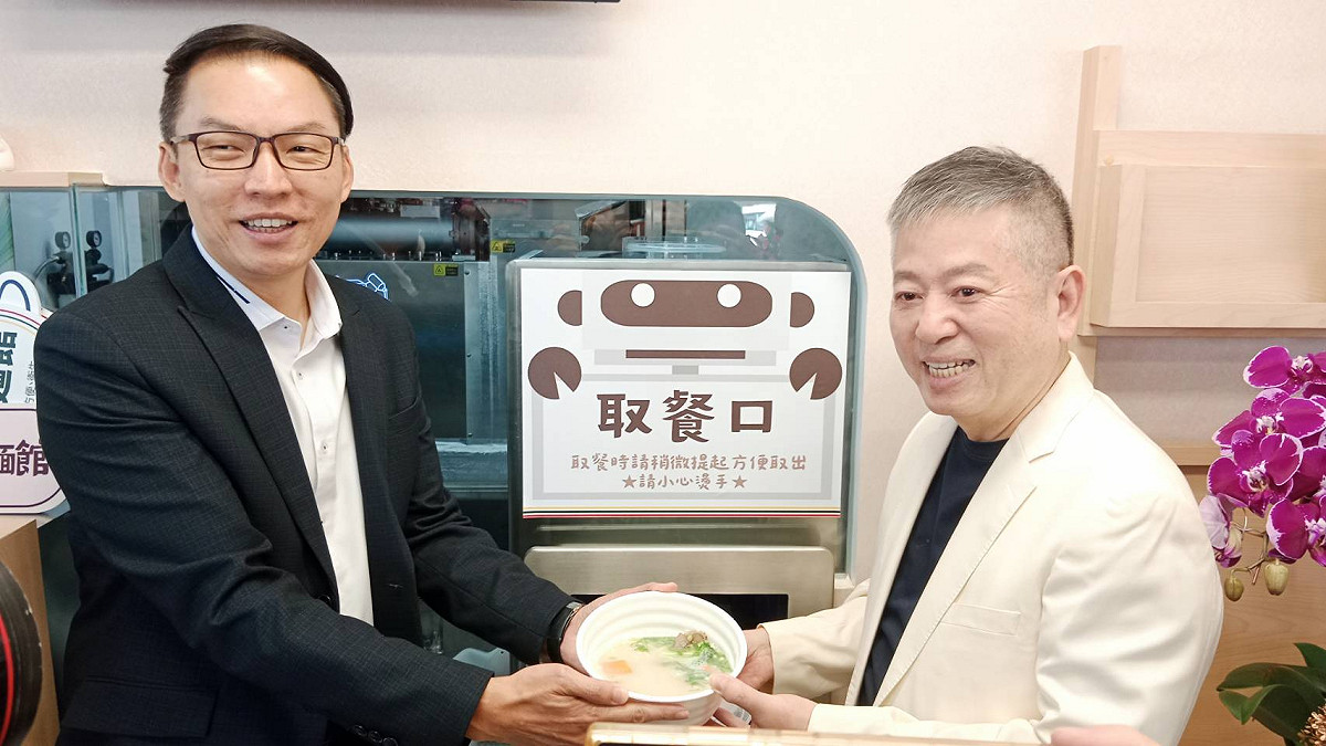 王俊華(右)開全台首家AI麵館，好友高雄市議員黃文益(左)前來站台。 圖：孫家銘拍攝