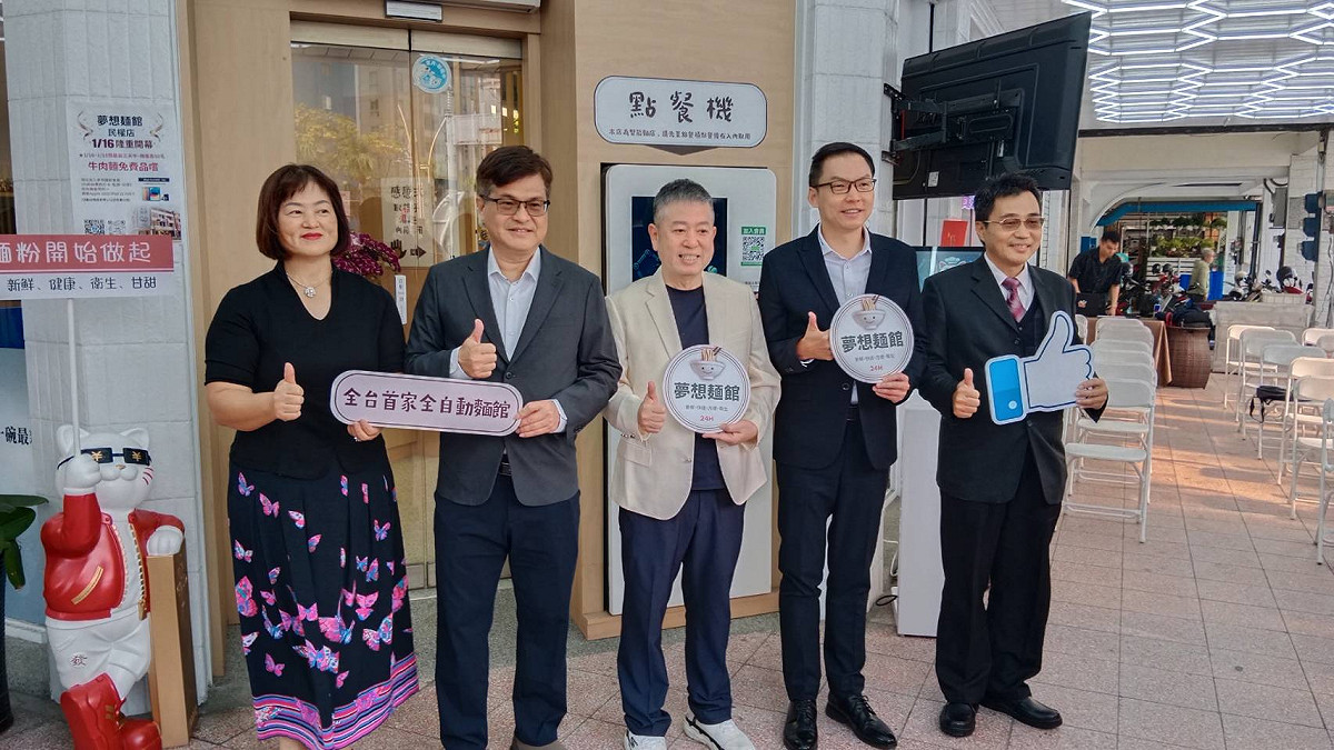 謝文斌(左二)、林廖嘉宏(右一)、黃文益(右二)等人到場參與開幕剪綵。 圖：孫家銘拍攝