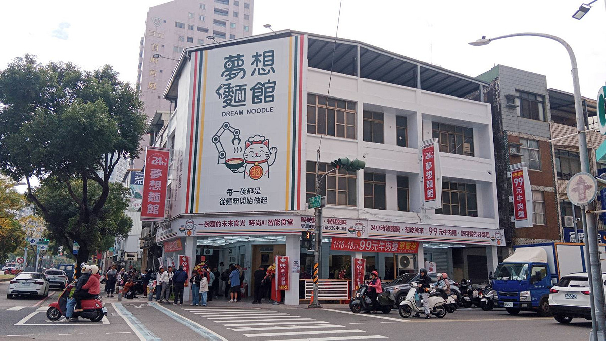 王俊華希望夢想麵館成為一個朋友可以小聚、生活可以停一下的地方，而不只是「吃完就走」的餐飲空間。 圖：孫家銘拍攝