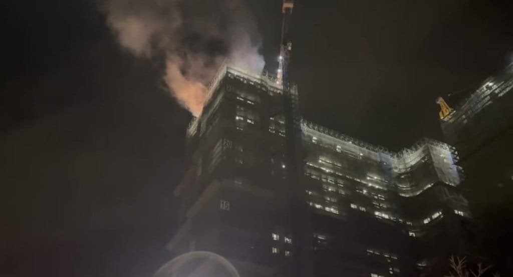 台南市安南區某棟新建大樓16日晚間發生火警，消防局已出動灌救，暫無人受困或傷亡。（台南市消防局提供）中央社記者張榮祥台南傳真　115年1月16日