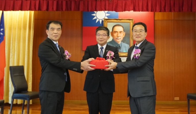台電鳳山區新卸任處長交接，洪通澤(左)在黃銘宏(中)監交，將印信交給黃明舜。 圖：台電鳳山區營業處/提供