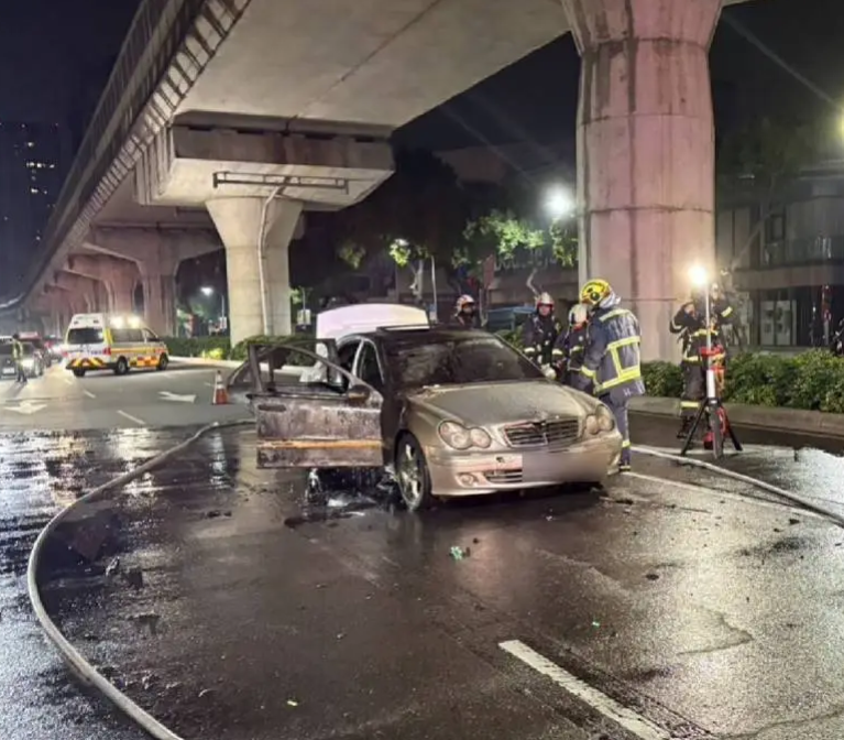 道路中央的賓士車被燒成焦黑。 圖：警方提供