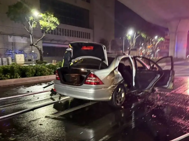 台中市西屯區文心路三段街口，今(17)日凌晨發生一起火燒車事故。 圖：警方提供