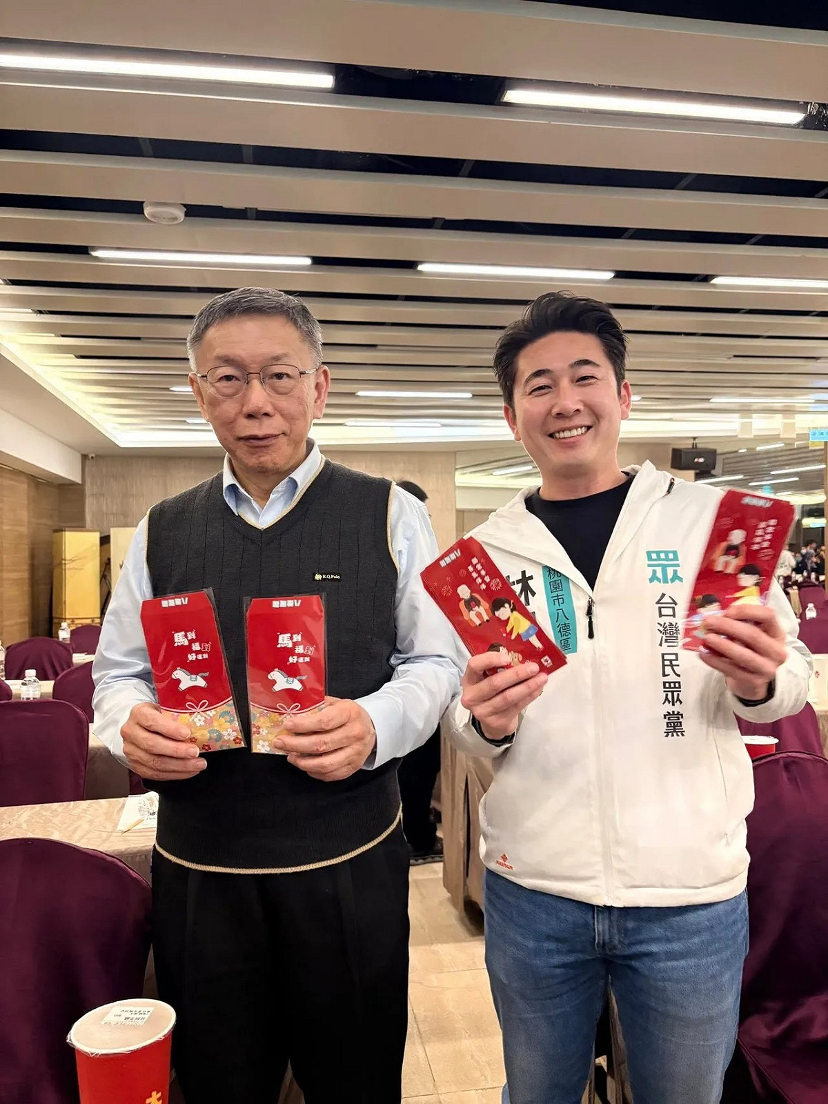 民眾黨前主席柯文哲（左）和民眾黨桃園市八德區議員參選人林晏良（右）。 圖：翻攝林晏良臉書