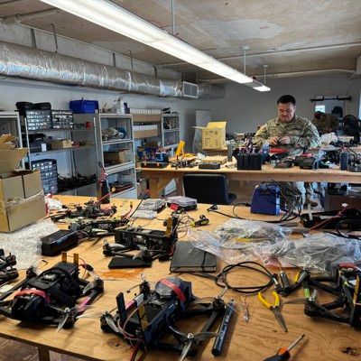 美軍成立「閃電實驗室」（Lightning Lab）的工作小組，專責製造無人機、裝備零附件及訓練器材。 圖：翻攝自@defcros_news