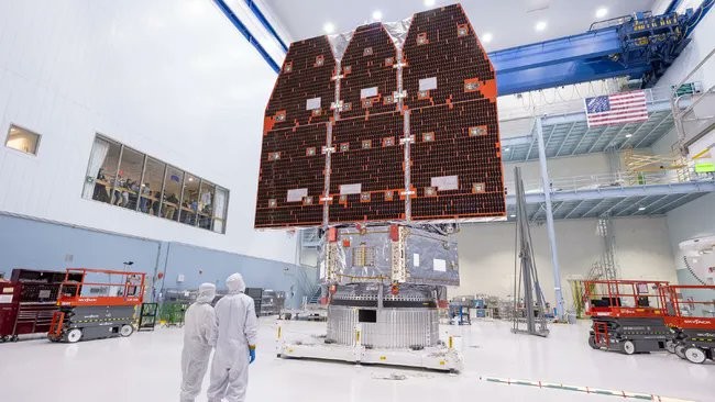 NASA近日首度公開「羅曼太空望遠鏡」（Nancy Grace Roman Space Telescope）完成組裝後的最新畫面，預計於今年9月升空，展開為期5年的深空觀測行動。 圖：翻攝自Ｘ／@RTB_HRoss