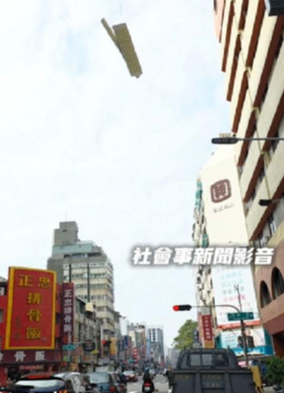施工吊掛的鋼板盤旋於汽機車上方，未見任何防護措施或警示標示。 圖：翻攝自社會事新聞影音