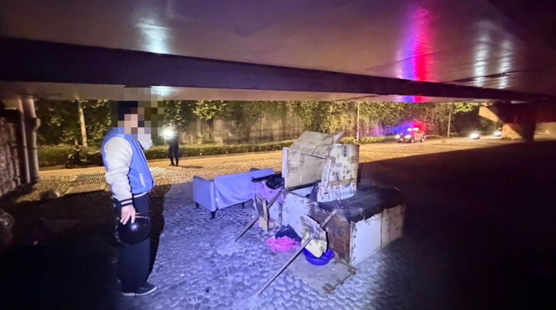 有民眾在板橋新北大橋下方發現一具白骨。 圖：翻攝畫面