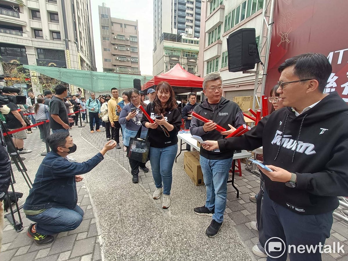 蔡其昌親自發送TEAM TAIWAN尚勇春聯。 圖：唐復年/攝