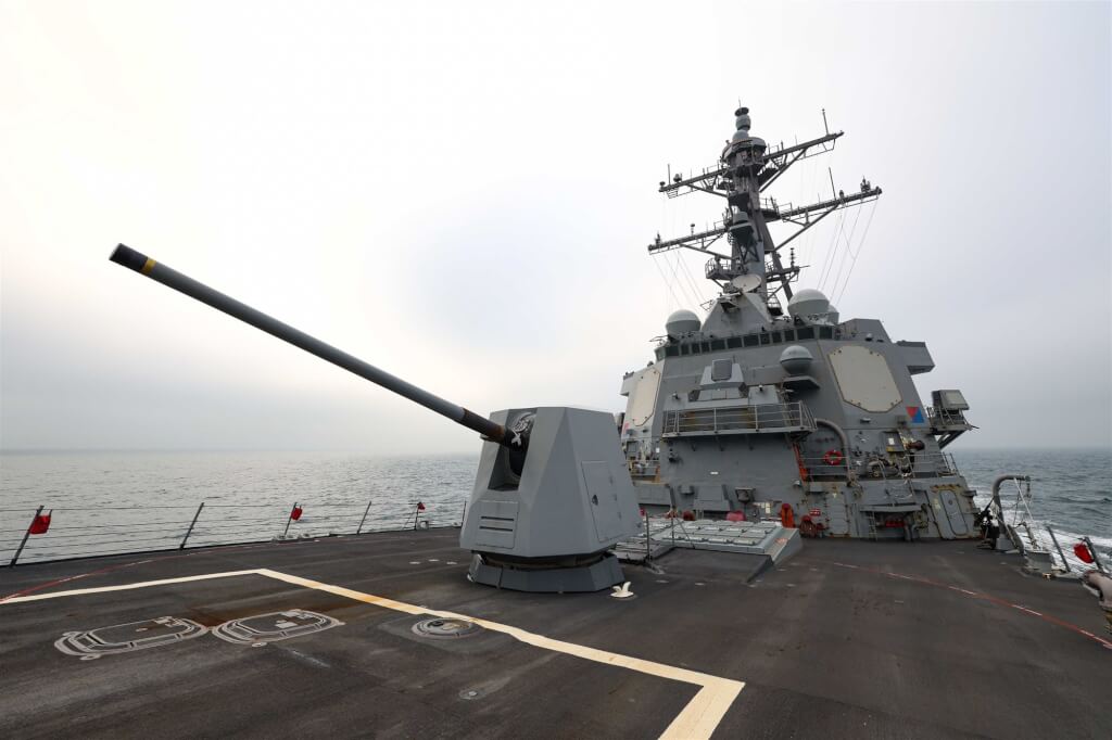 圖為美軍飛彈驅逐艦芬恩號2024年3月執行任務通過台灣海峽。（圖取自x.com/USNavy）