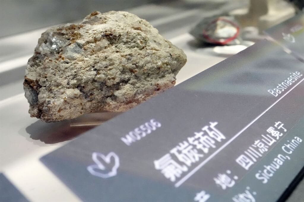 共同社報導，中國對出口至日本的稀土實施更嚴格的審查措施。圖為北京某博物館展出含稀土元素的礦物。（共同社）