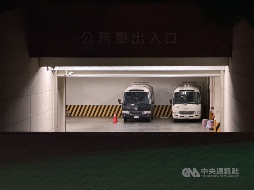 媒體記者林宸佑等6人涉嫌違反國家安全法等，橋頭地檢署訊後向法院聲押禁見，獲橋頭地方法院裁准，6人17日晚間被移送高雄看守所。圖為橋頭地檢署等待移送犯嫌車輛照片。 圖:中央社提供