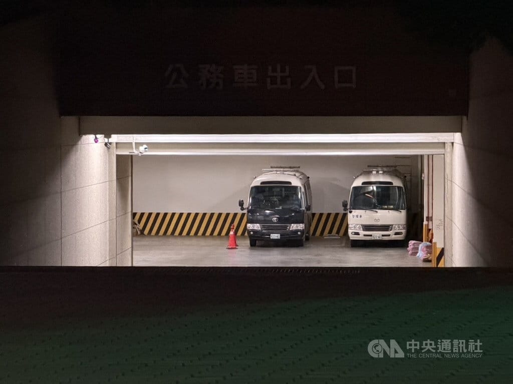 媒體記者林宸佑等6人涉嫌違反國家安全法等，橋頭地檢署訊後向法院聲押禁見，獲橋頭地方法院裁准，6人17日晚間被移送高雄看守所。圖為橋頭地檢署等待移送犯嫌車輛照片。 圖:中央社提供