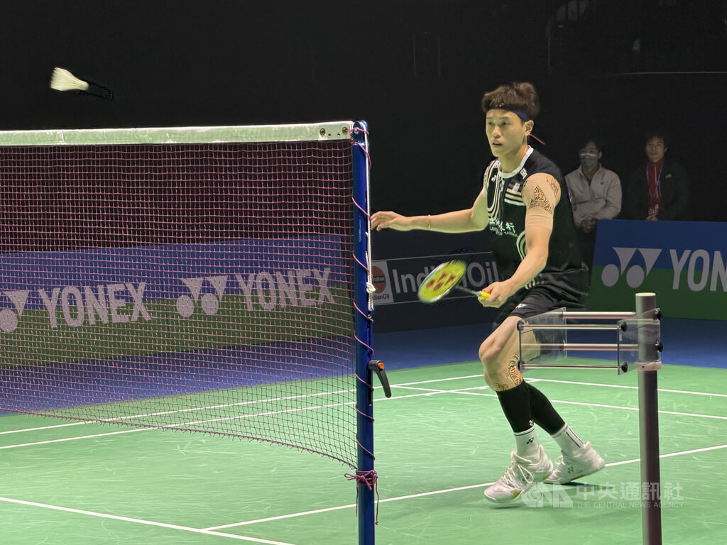 台灣羽球好手林俊易（如圖）今天在印度公開賽和對手力戰3局，決勝局在對手失誤後氣勢倒向林俊易，讓他拿下關鍵分數與冠軍戰門票。中央社記者李晉緯新德里攝　115年1月17日