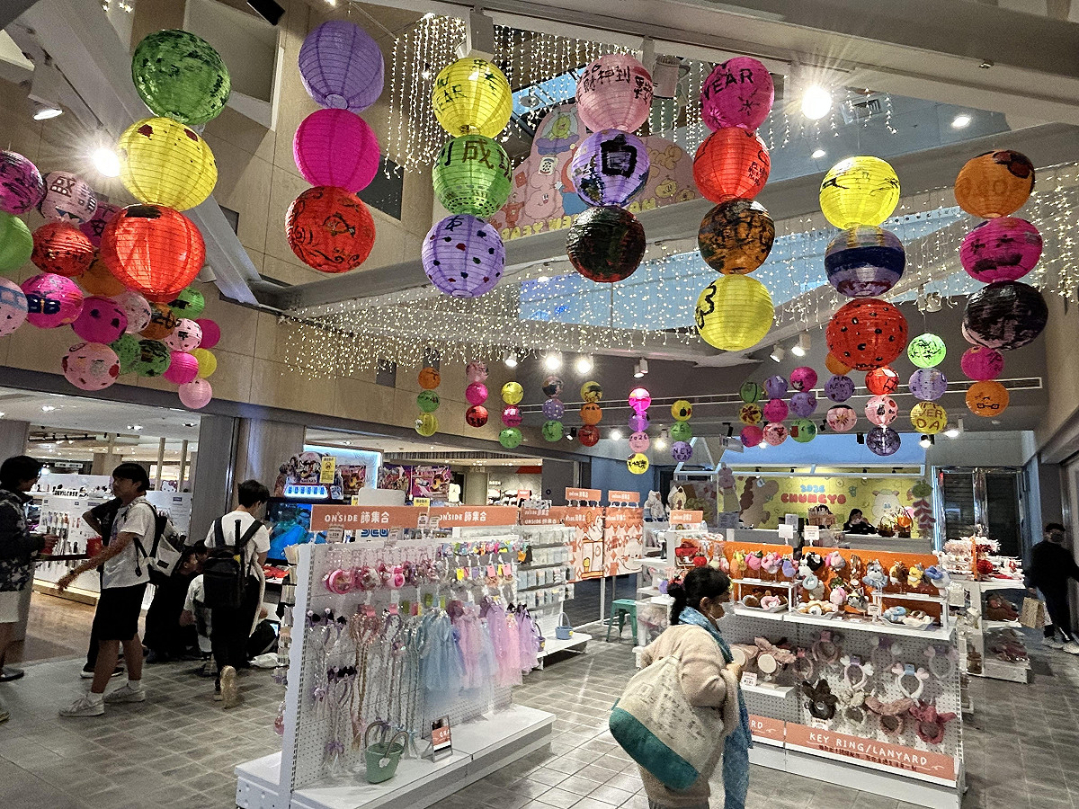 台中中友百貨推出年度彩繪燈籠共創計畫，作品懸掛在賣店，增添年節氣氛。    圖：中友百貨/提供