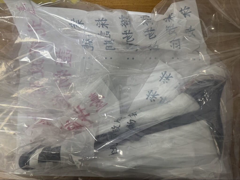 盧姓男子因與林姓男子有債務糾紛，雙方約在台北市街頭洽談償還事宜，期間因盧男認為對方出言不遜，持斧頭追砍被害人，警方獲報到場逮捕盧男並起獲1把斧頭。警詢後依殺人未遂罪嫌把盧男送辦。（警方提供）中央社記者劉建邦傳真　115年1月18日