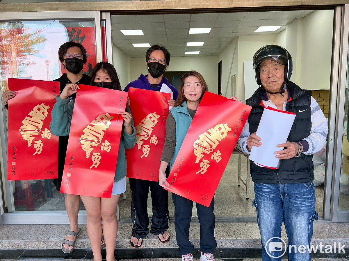 中華職棒會長蔡其昌在全國319個據點同步發放台灣尚勇春聯，台南市議員蔡麗青也於土城、國安海佃兩個服務處同步發放，一早就排滿明得領取民眾，瞬間秒殺。 圖：蔡麗青服務處提供