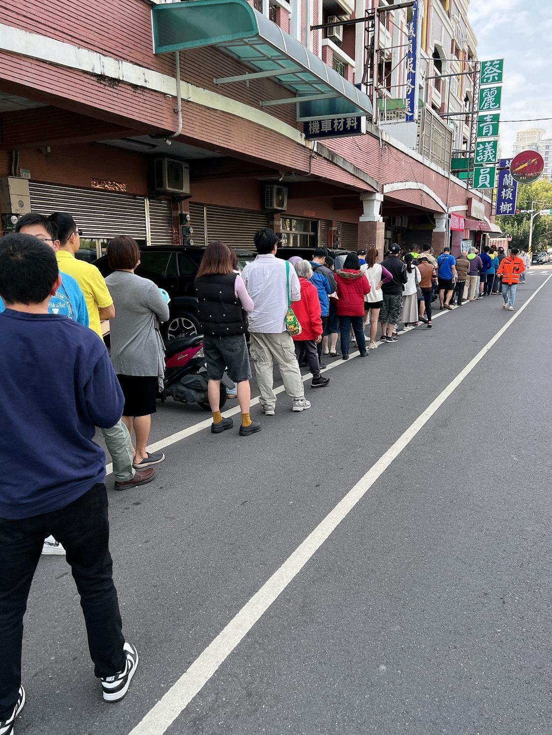 中華職棒會長蔡其昌在全國319個據點同步發放台灣尚勇春聯，台南市議員蔡麗青也於土城、國安海佃兩個服務處同步發放，一早就排滿明得領取民眾，瞬間秒殺。 圖：蔡麗青服務處提供