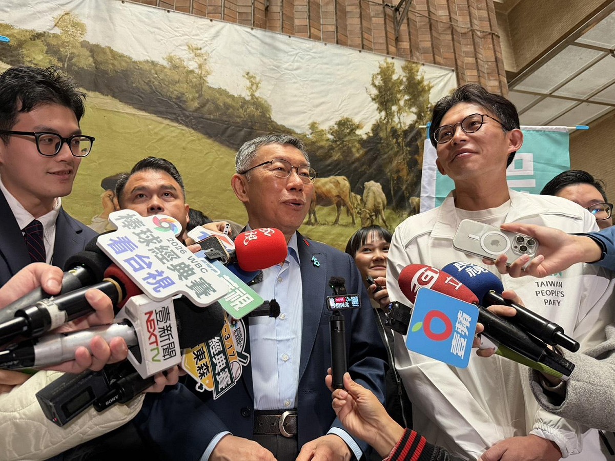 民眾黨創黨主席柯文哲、現任主席黃國昌今日於「松信區夥伴見面會」活動會前受訪。 圖：金大鈞／攝