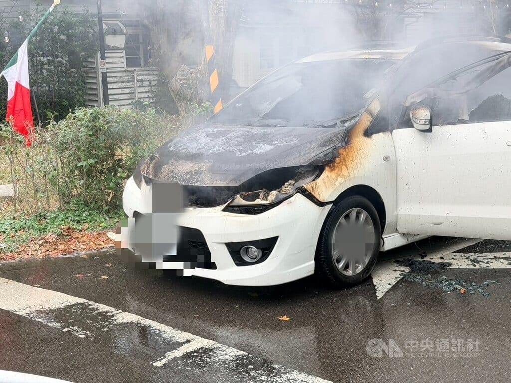 台北市陽明山美軍宿舍群今天發生1起火燒車意外，警消初步調查，51歲蘇姓女子開車經此路段，車輛無故冒濃煙，隨即把車停路旁並下車逃生，車後續自燃，起火原因待查。（翻攝畫面）中央社記者劉建邦傳真　115年1月18日