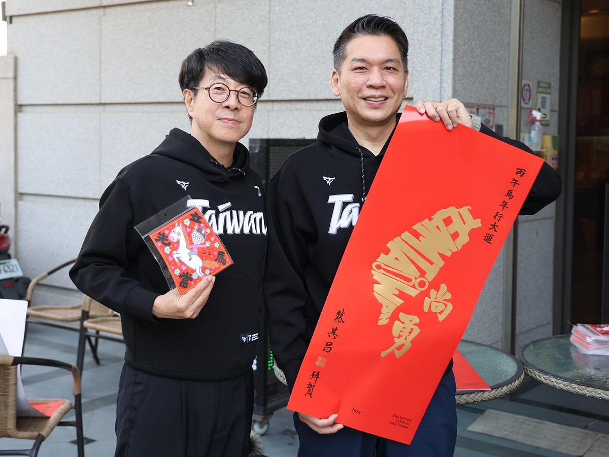 李柏毅(右)與尹立(左)一同發送「台灣尚勇」春聯，向市民送上新春祝賀。 圖：尹立服務處/提供