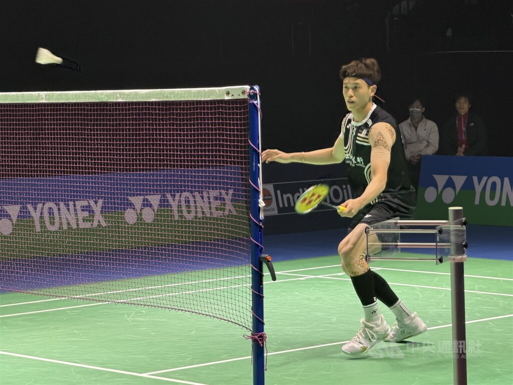 台灣羽球好手林俊易17日在印度公開賽和對手力戰3局，決勝局在對手失誤後氣勢倒向林俊易，讓他拿下關鍵分數與冠軍戰門票。中央社記者李晉緯新德里攝　115年1月17日