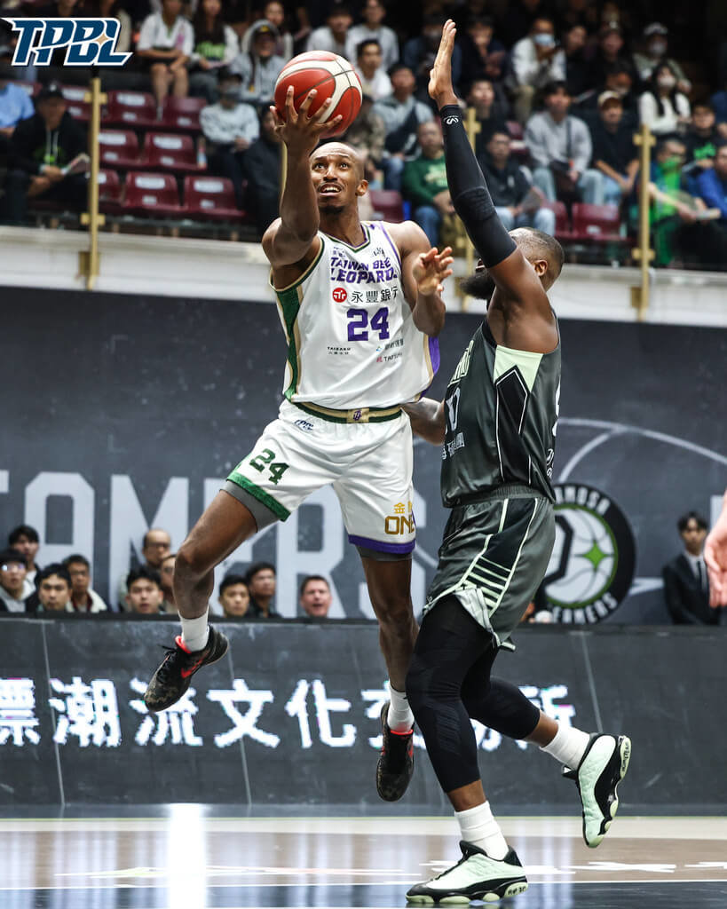 台灣職業籃球大聯盟（TPBL）例行賽龍頭桃園台啤永豐雲豹，18日靠著洋將克羅馬（Lasannah Kromah）（左）讀秒階段鎖定勝利的中距離跳投，終場就以98比91擊敗福爾摩沙夢想家。（TPBL提供）中央社記者黎建忠傳真　115年1月18日