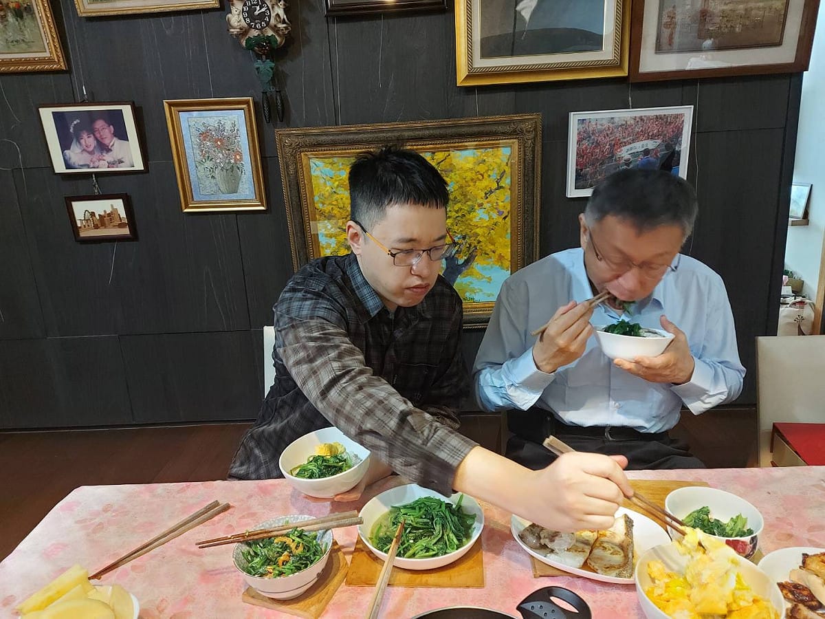 陳佩琪分享家中用餐的照片，難得出現兒子柯傅堯。 圖:翻攝自陳佩琪臉書