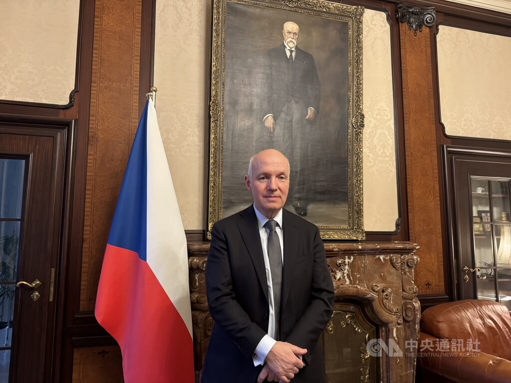 捷克參議院外委會主席費雪（Pavel Fischer）接受中央社專訪時表示，捷克應派兵前往格陵蘭，與北約成員國共同部署，以嚇阻俄中艦艇的潛在威脅。中央社記者劉郁葶布拉格攝　115年1月18日 圖：中央社提供