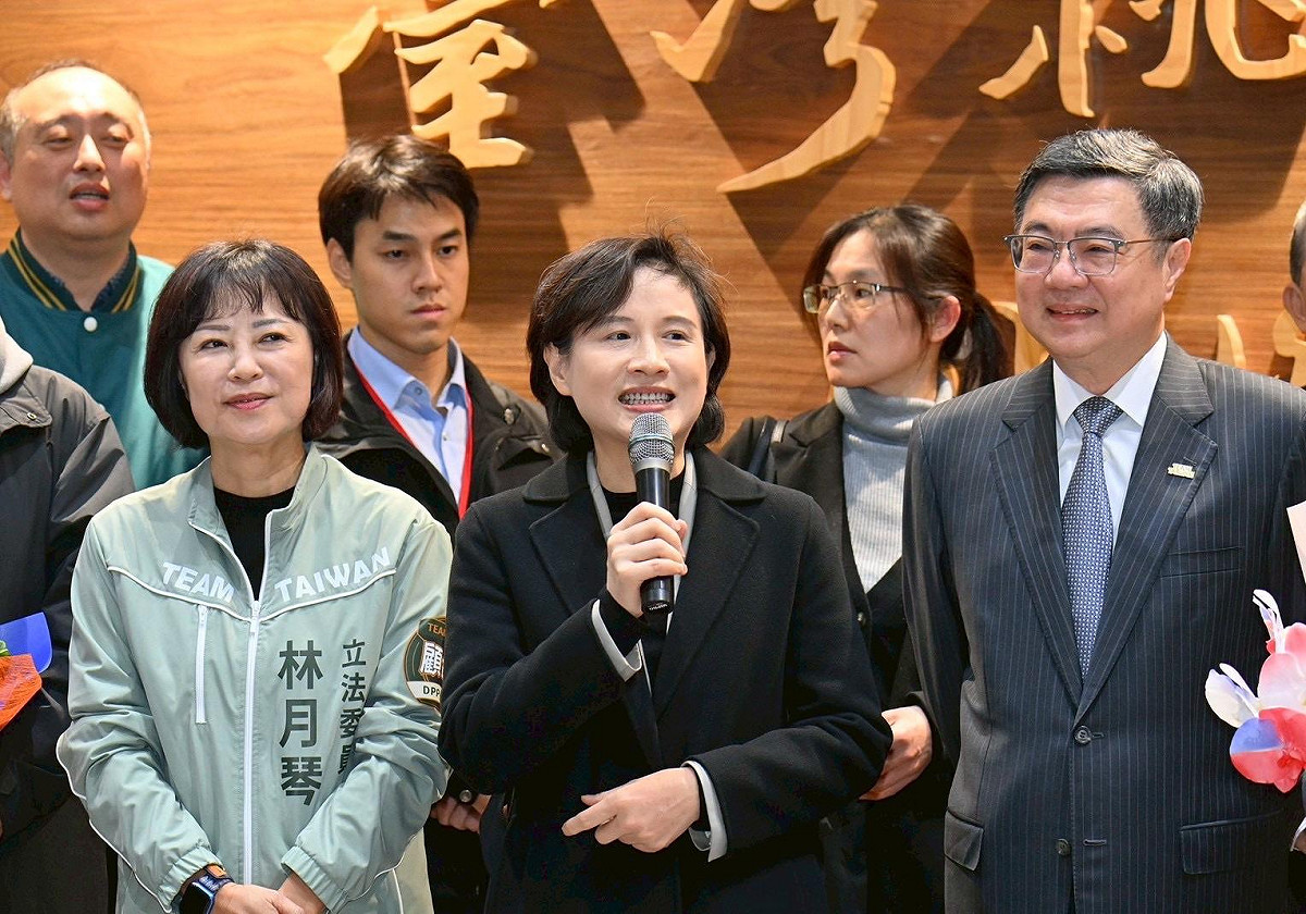 台美關稅談判代表、行政院副院長鄭麗君今（19）天清早6點率團隊成員返抵國門。 圖：行政院提供