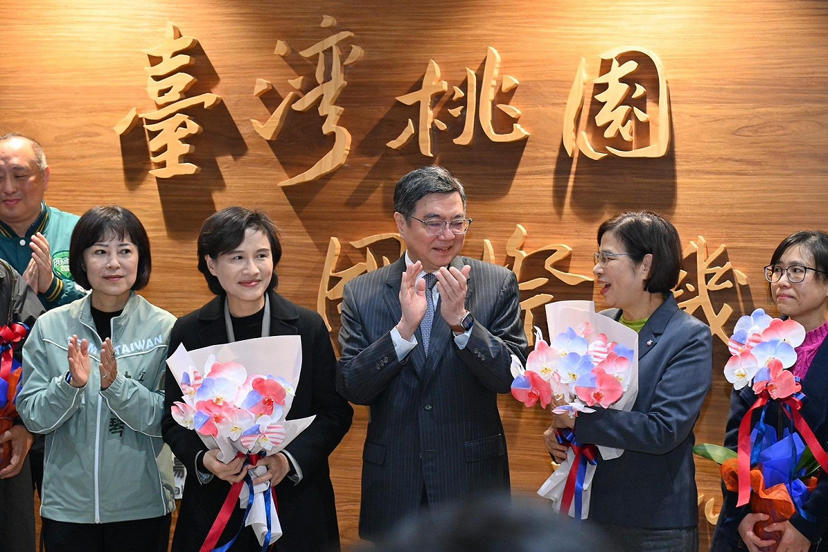 行政院長卓榮泰今（19） 天清晨特別前往桃園機場為談判團隊返台接機。 圖：行政院提供