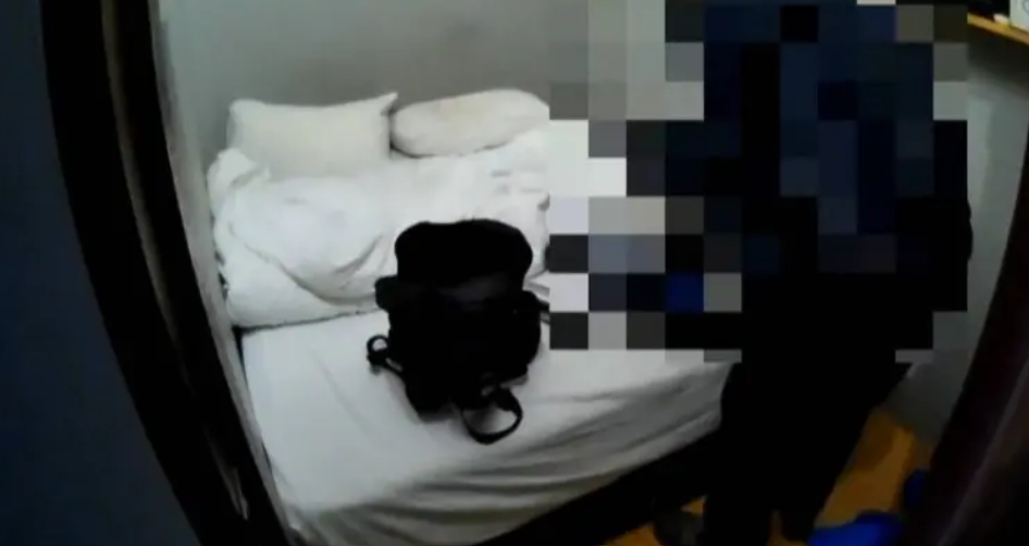 張姓老翁因未將旅館房門反鎖，遭竊盜潛入洗劫近百萬元。 圖：警方提供