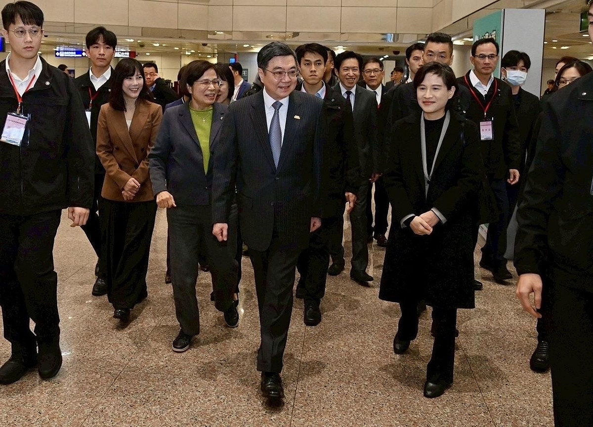 由行政院副院長鄭麗君和政委、經貿辦總談判代表楊珍妮所率領的關稅談判團隊今（19）天清晨6點從美國搭機返台，行政院長卓榮泰、秘書長張惇涵和發言人李慧芝等親赴桃園機場接機。 圖：行政院提供