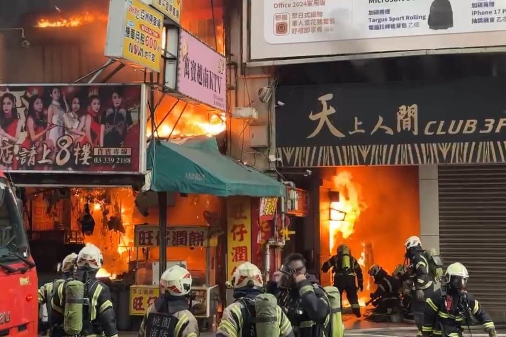 桃園火車站前大同路一處鐵皮屋19日清晨發生火警，現場不斷竄出火舌及濃煙，桃園市消防局派人車前往搶救，初步調查無人員受傷受困。（民眾提供）中央社記者吳睿騏桃園傳真　115年1月19日