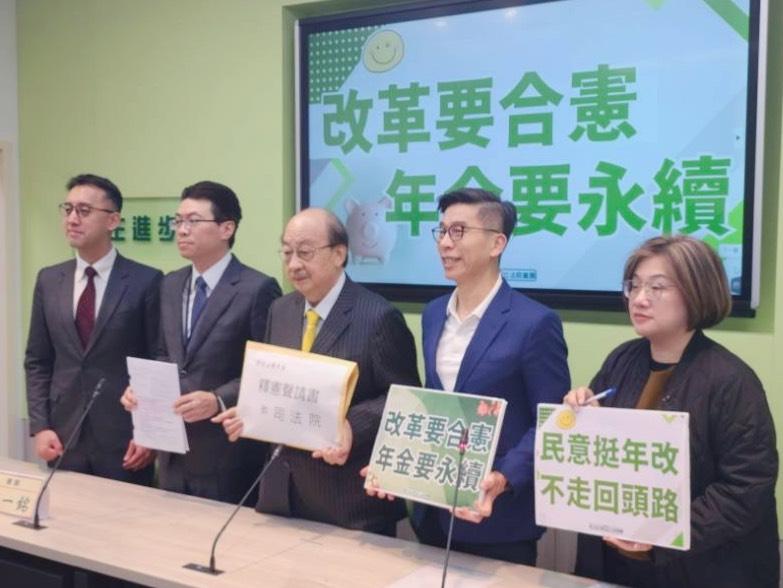國民黨、民眾黨去年挾人數優勢通過反年改法案，民進黨團今日提出釋憲、暫時處分。 圖：金大鈞/攝