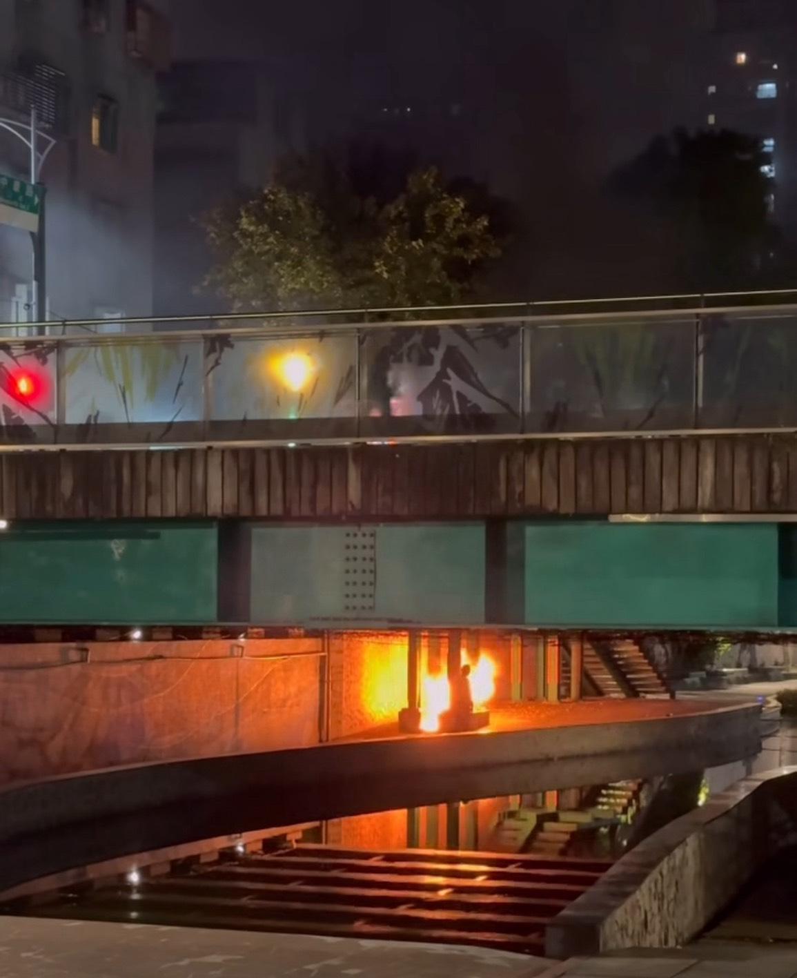 老翁疑與家人發生口角後情緒失控，至中港大排昌隆橋下方焚燒雜物。 圖：翻攝自Threads/來源：jason07.25