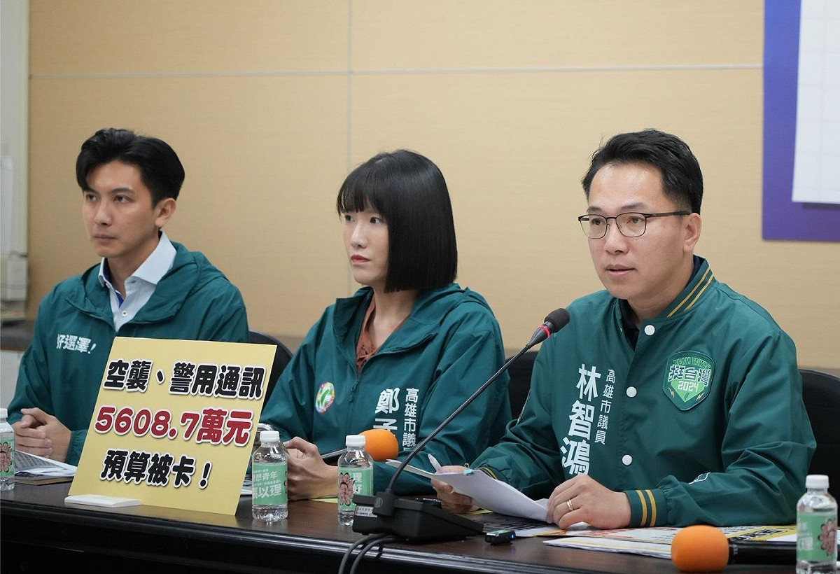 林智鴻、鄭孟洳、林浤澤(右至左)痛批柯志恩修出「重北輕南」的財劃法，，讓高雄所受傷害更勝10年前她阻擋「前瞻」。 圖：林智鴻服務處/提供