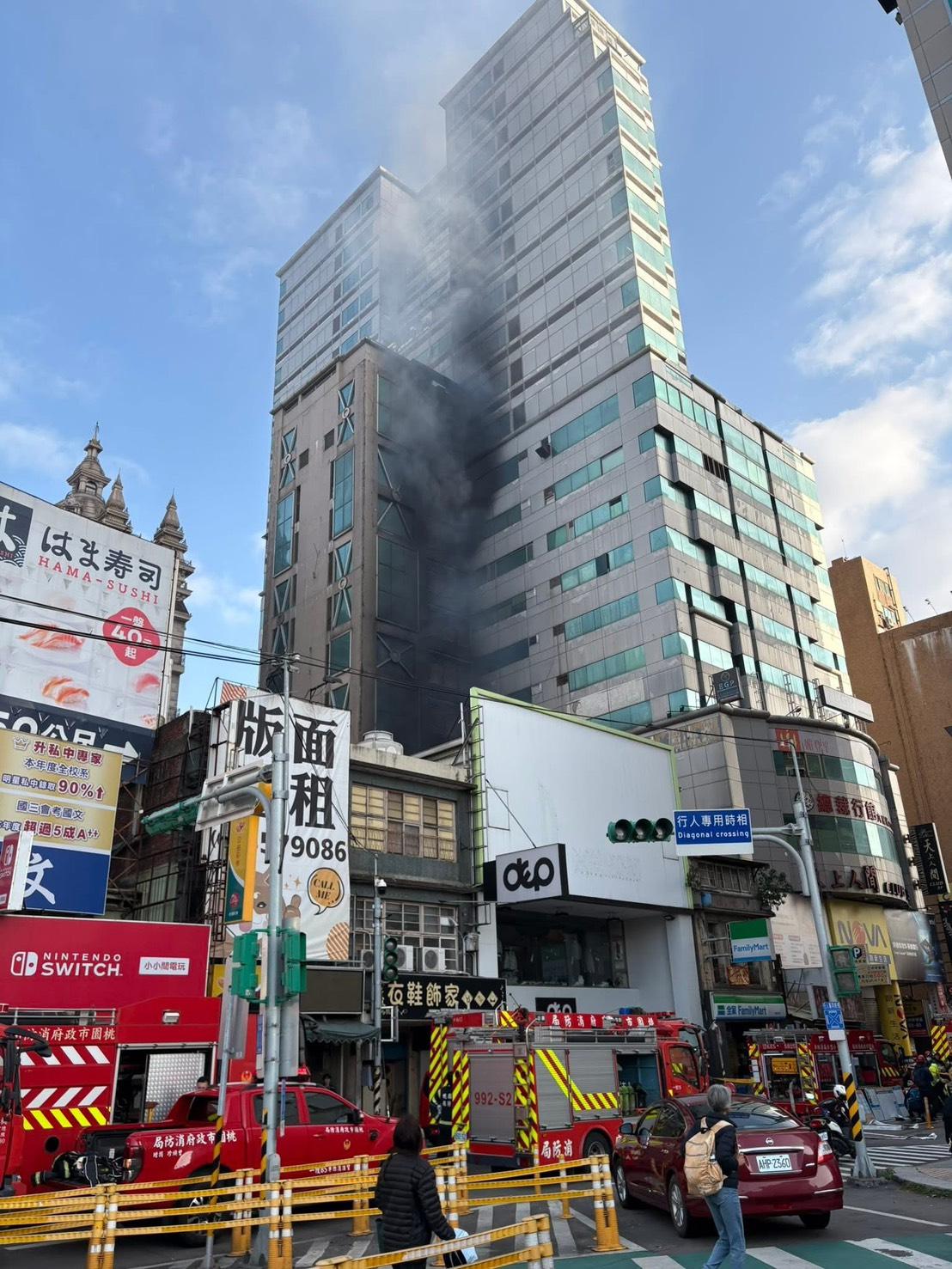 現場竄出大量濃煙，直衝高空，嚇壞不少民眾。 圖：翻攝自臉書「桃園大小事」