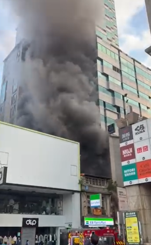 桃園市桃園區今(19)日上班尖峰時段，一棟兩層樓鐵皮建築發生火警。 圖：翻攝臉書「桃園爆報」