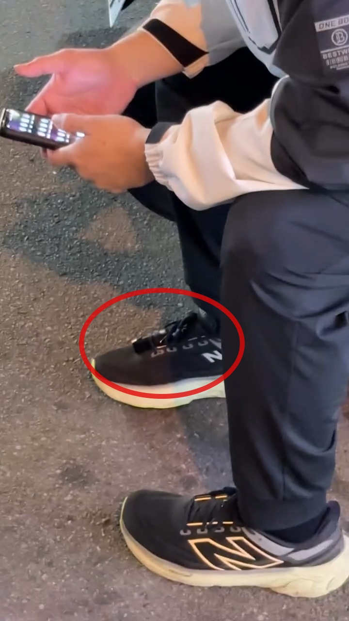 逢甲夜市出現偷拍狼，將密錄器綁在球鞋上靠近女子。 圖：翻攝自Threads