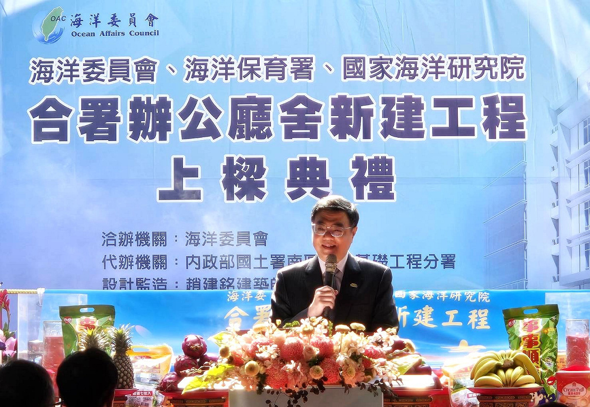 行政院長卓榮泰今(19)日出席高雄「海洋委員會、海洋保育署暨國家海洋研究院合署辦公廳上梁儀式。 圖：國土署提供