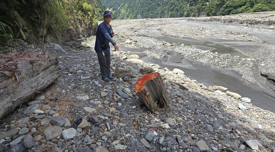 山老鼠集團將林木掩埋河川地，規避查緝。 圖：宜蘭地方檢察署/提供