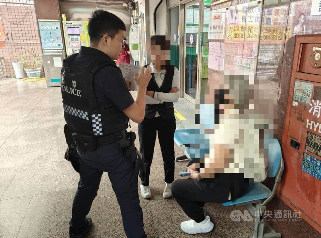 劉姓女子（右）在網路認識自稱在香港工作的男網友，對方邀約赴日旅遊見面，還稱近日資金短絀，請劉女先墊付費用，劉女到郵局要匯款，行員發現有異通報警方，與員警一同成功阻詐。（翻攝照片）中央社記者蘇木春傳真　115年1月19日