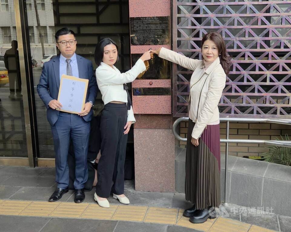 前台北市議員趙怡翔辦公室執行長劉品妡（中）19日在民進黨立委林楚茵（右）及律師陪同下，針對社群平台及通訊群組近日流傳她涉及「300萬元金錢交易」等不實指控，前往台北地檢署提告加重誹謗罪。中央社記者謝君臨攝　115年1月19日