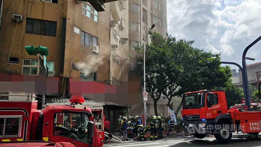 台北萬華區成都路附近華廈19日上午發生火警，警消到場發現，餐飲店堆放雜物地下1樓冒濃煙，布線搶救。（翻攝照片）中央社記者劉建邦傳真　115年1月19日