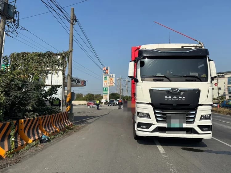 高雄路竹區發生嚴重車禍，兩名菲律賓籍移工與大貨車擦撞，當場爆頭慘死。 圖：民眾提供